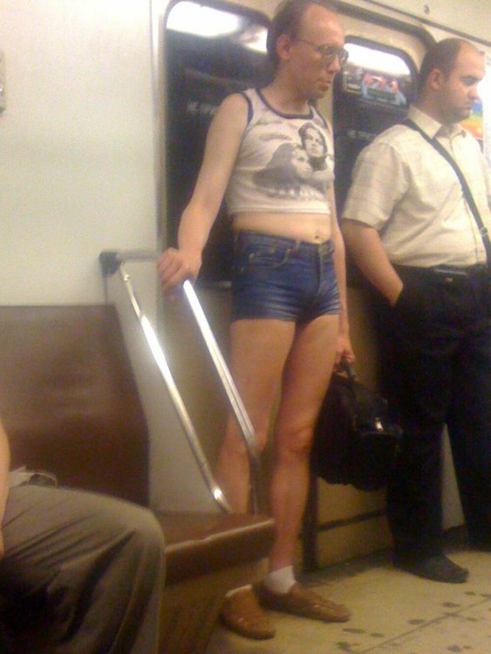Lesbiene si babe cu mitraliera! Gasesti de toate la metrou! GALERIE FOTO! - Imaginea 15