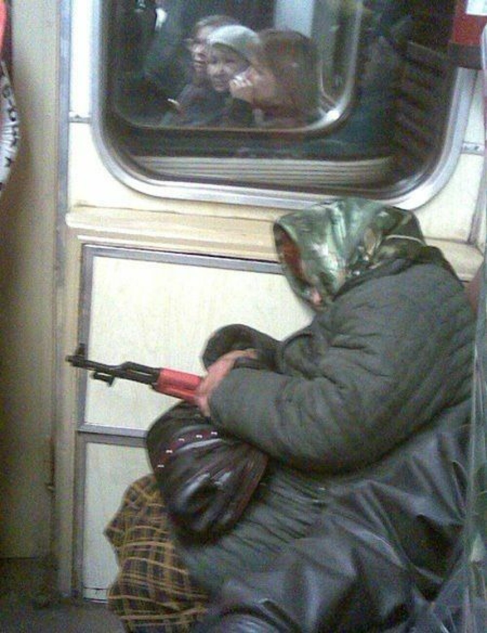 Lesbiene si babe cu mitraliera! Gasesti de toate la metrou! GALERIE FOTO! - Imaginea 28