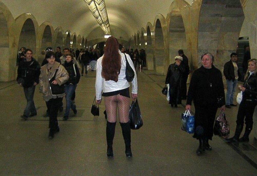 Lesbiene si babe cu mitraliera! Gasesti de toate la metrou! GALERIE FOTO! - Imaginea 29