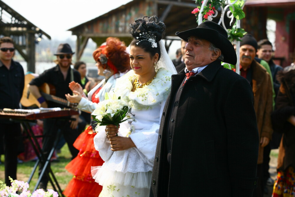 Nunta lui Manole Potcovaru s-a lasat cu paranghelie in satra - Imaginea 3