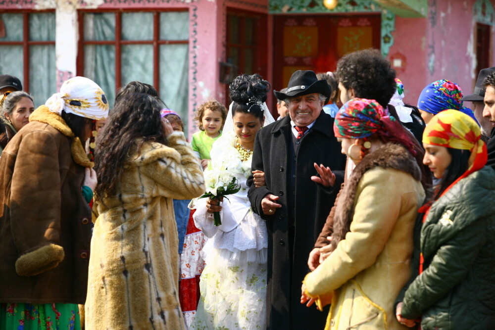 Nunta lui Manole Potcovaru s-a lasat cu paranghelie in satra - Imaginea 4