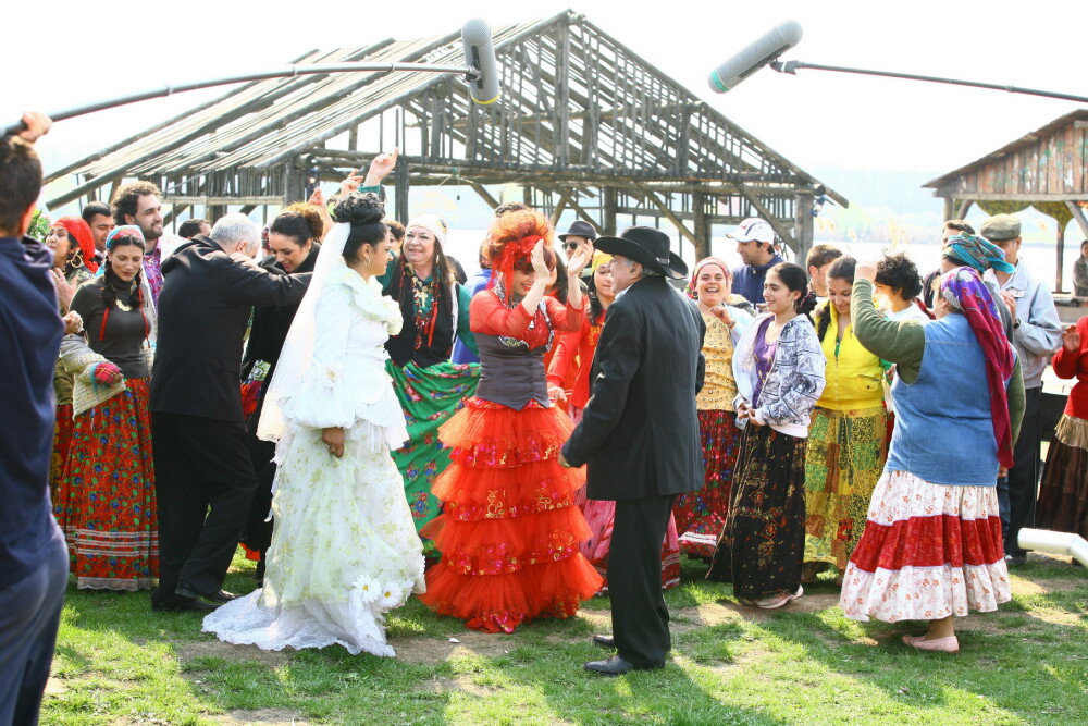 Nunta lui Manole Potcovaru s-a lasat cu paranghelie in satra - Imaginea 6