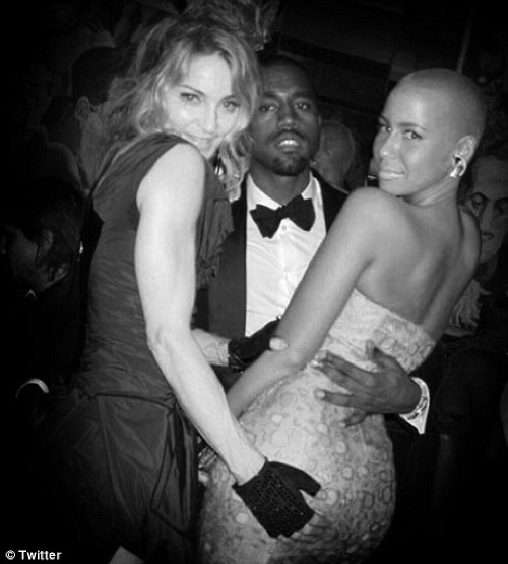 Madonna, cu mainile pe fundul iubitei rapper-ului Kanye West! - Imaginea 2