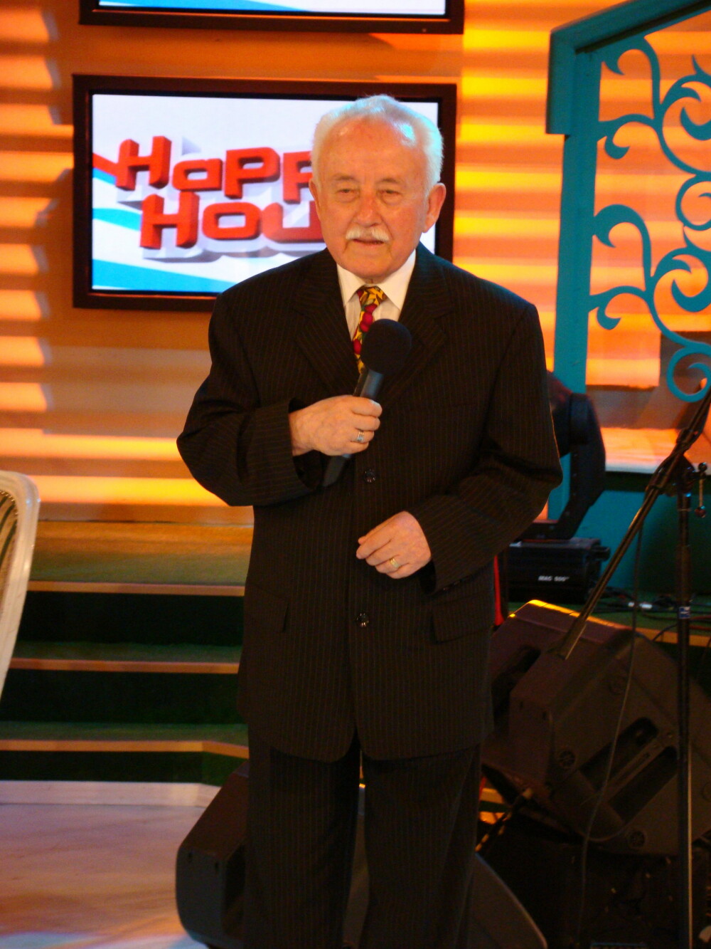 La ”Happy Hour”, tatal lui Irinel Columbeanu a cantat in premiera la TV - Imaginea 1