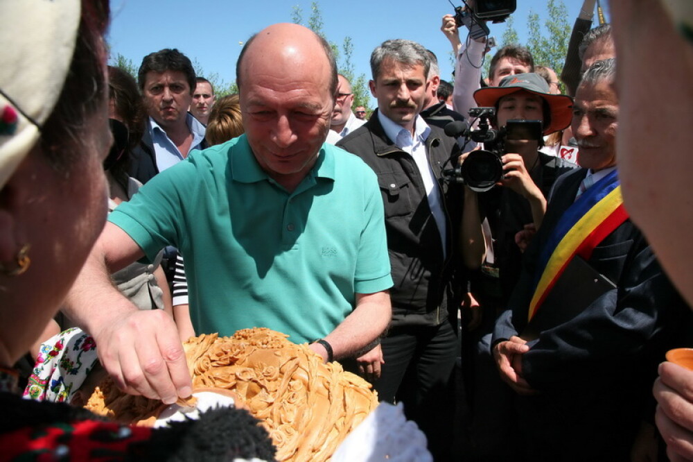 Traian Basescu a imbracat ilicul la o sarbatoare campenesaca maramureseana! - Imaginea 1