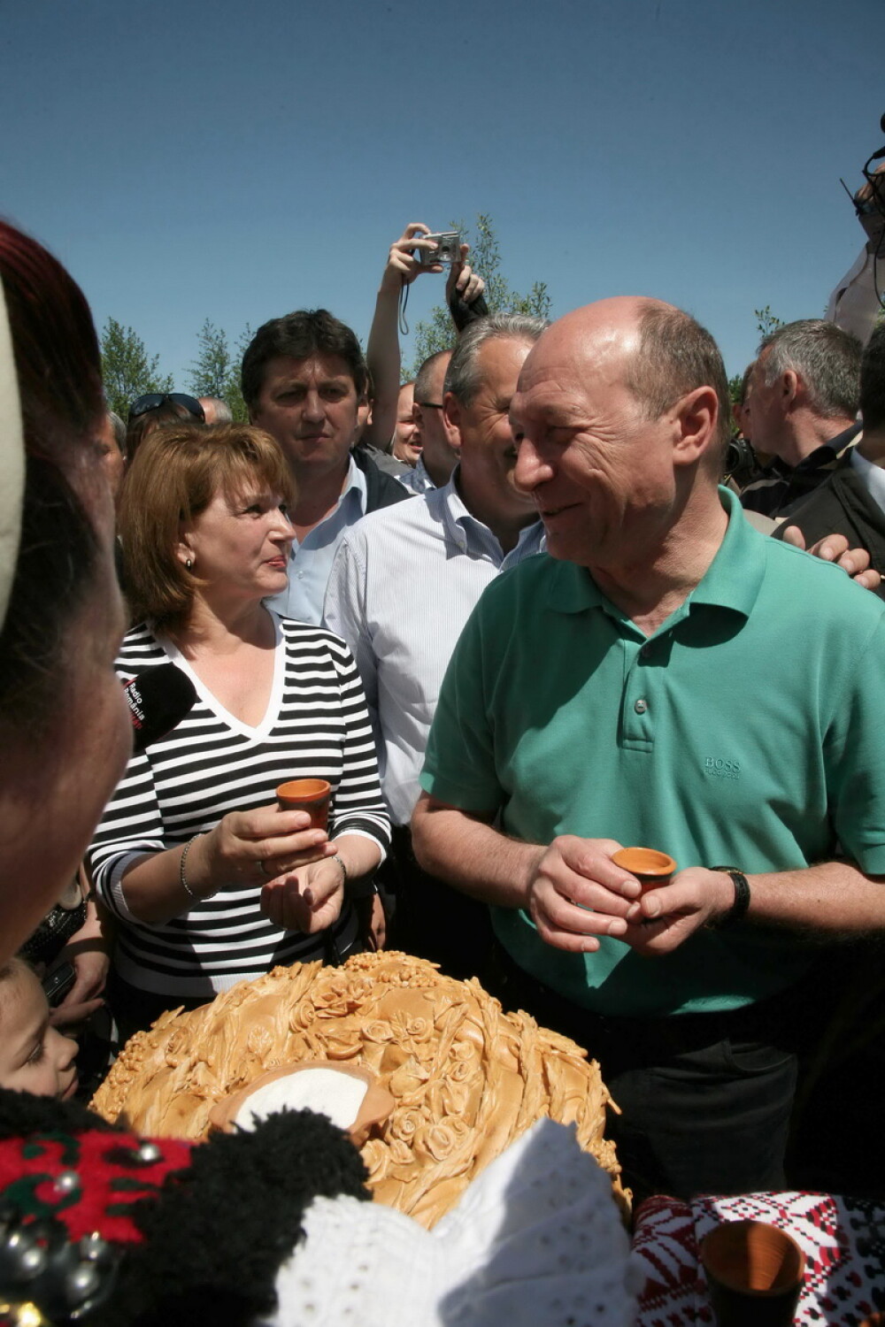 Traian Basescu a imbracat ilicul la o sarbatoare campenesaca maramureseana! - Imaginea 2
