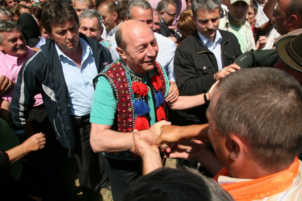 Traian Basescu a imbracat ilicul la o sarbatoare campenesaca maramureseana! - Imaginea 3