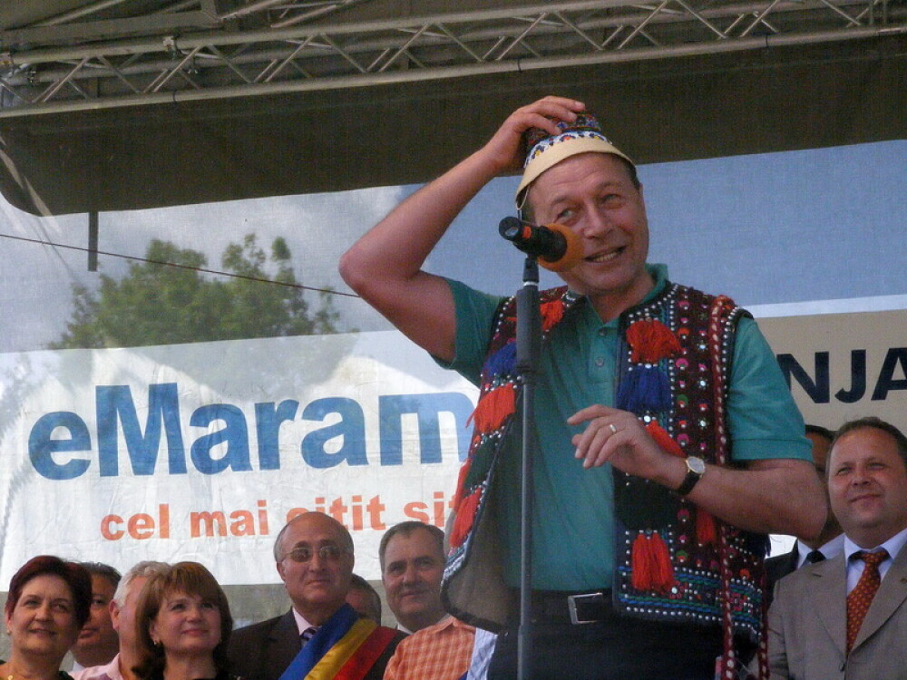 Traian Basescu a imbracat ilicul la o sarbatoare campenesaca maramureseana! - Imaginea 4
