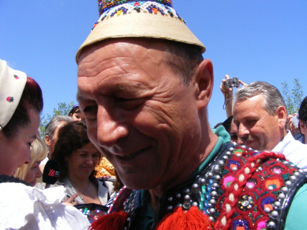 Traian Basescu a imbracat ilicul la o sarbatoare campenesaca maramureseana! - Imaginea 5