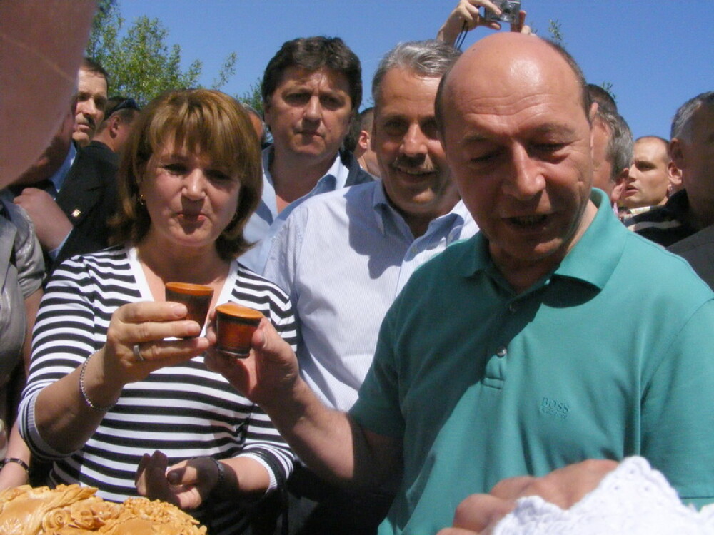 Traian Basescu a imbracat ilicul la o sarbatoare campenesaca maramureseana! - Imaginea 6