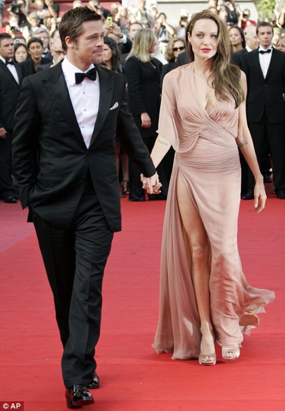 Brad Pitt si Angelina Jolie vor sa convinga lumea ca se iubesc! La Cannes - Imaginea 5