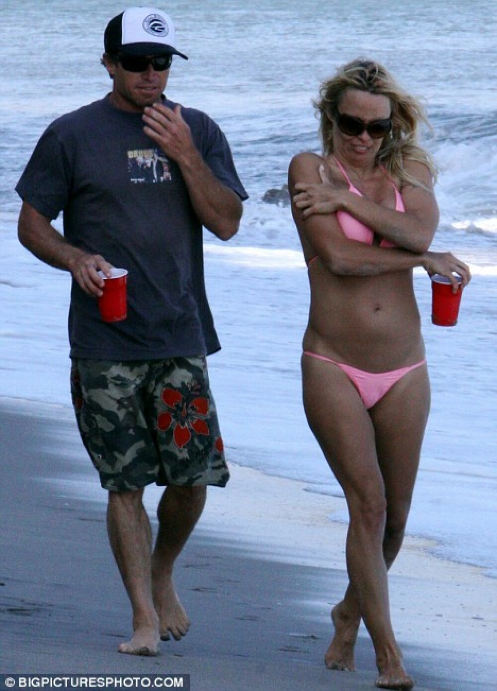 Pamela Anderson, tare apetisanta pe plaja din Malibu! - Imaginea 5