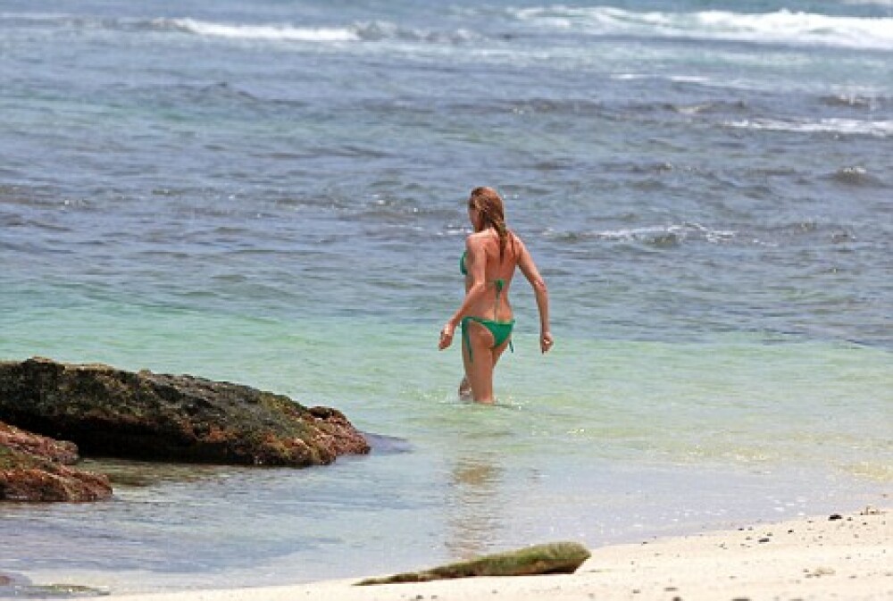 Cameron Diaz, singurica la plaja in Hawaii! Ai vrea sa o consolezi? - Imaginea 4