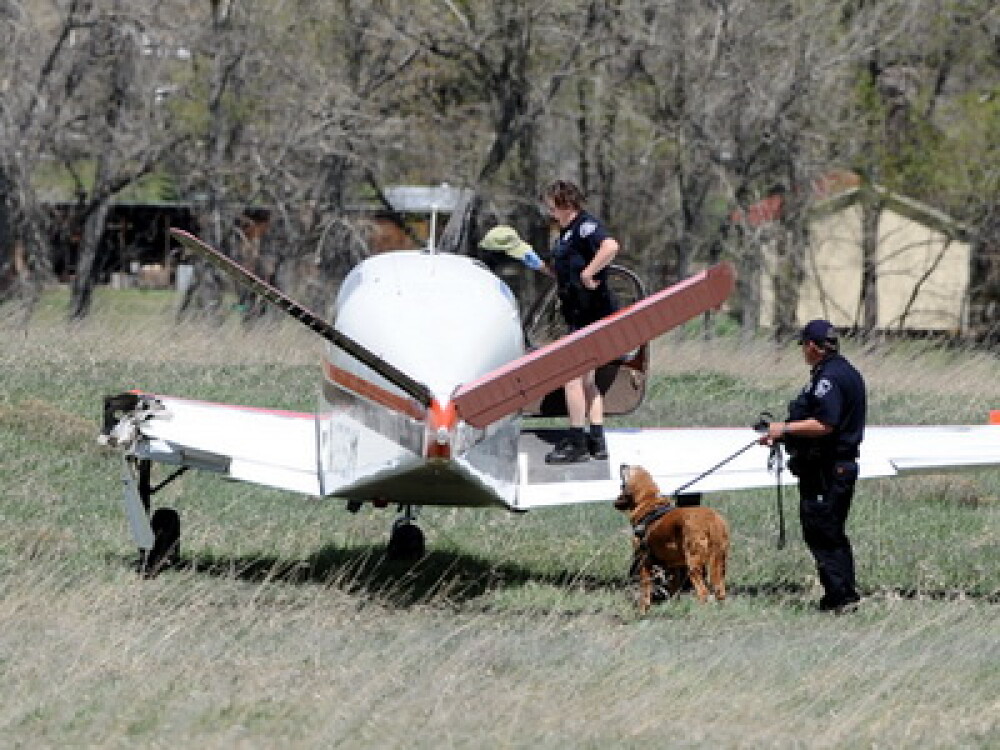Un avion a tamponat o masina... Pilotul a fugit de la locul accidentului - Imaginea 2