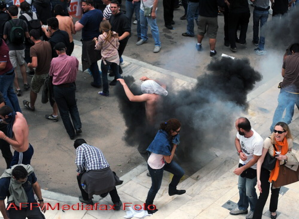 Grecia clocoteste! 3 oameni au ars de vii intr-o banca! - Imaginea 2