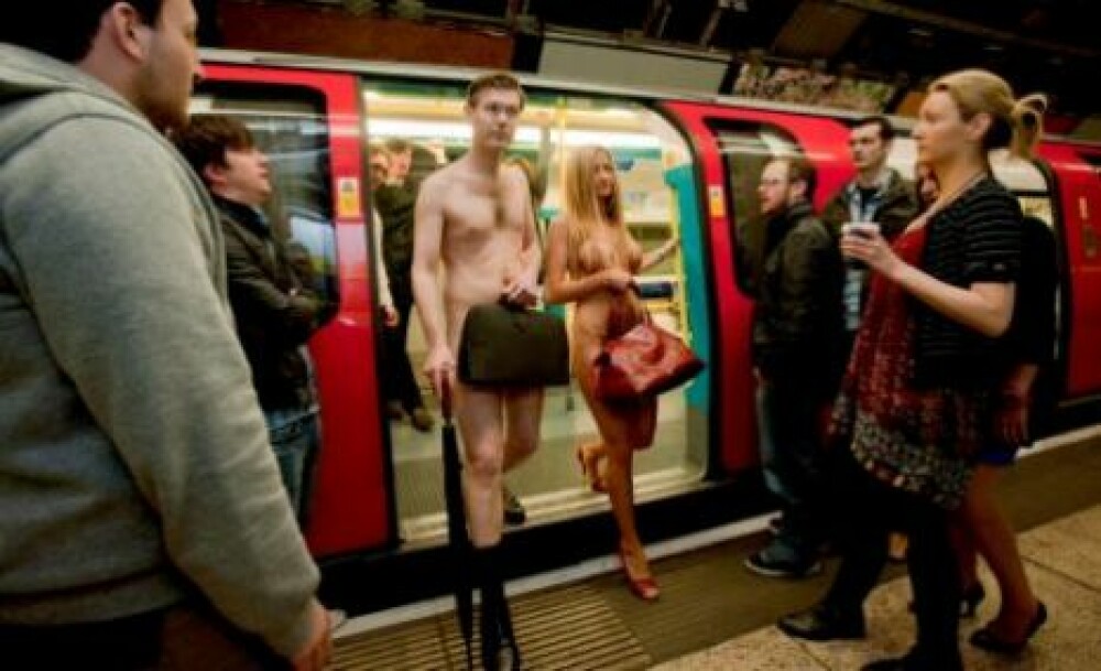 Soc la metroul londonez: goi in drum spre serviciu! FOTO! - Imaginea 2