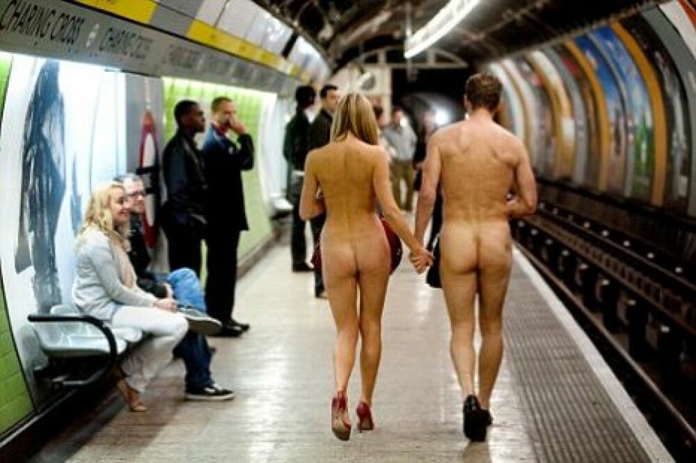 Soc la metroul londonez: goi in drum spre serviciu! FOTO! - Imaginea 4