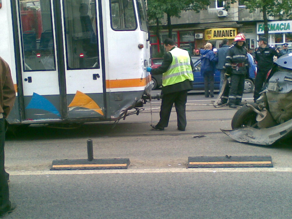 Teribil! Un tramvai a izbit in plin o masina in care se aflau doi barbati - Imaginea 6