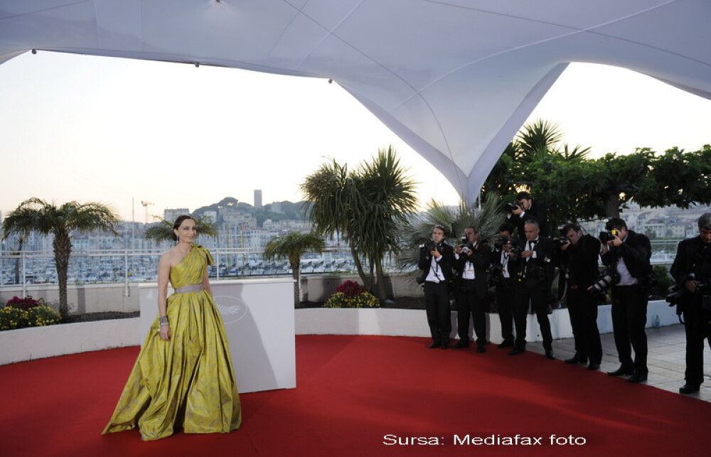 Salma Hayek a facut senzatie pe covorul rosu la Cannes! Vezi si alte tinute - Imaginea 5