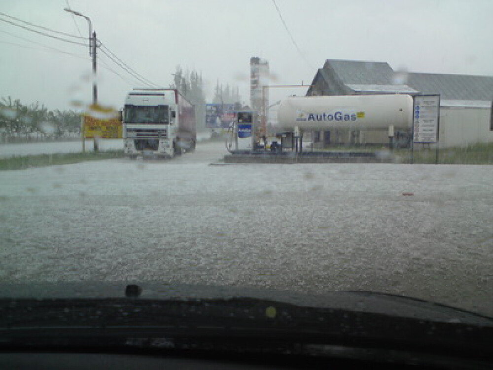 Ploile si grindina au lovit cateva localitati din Romania - Imaginea 1