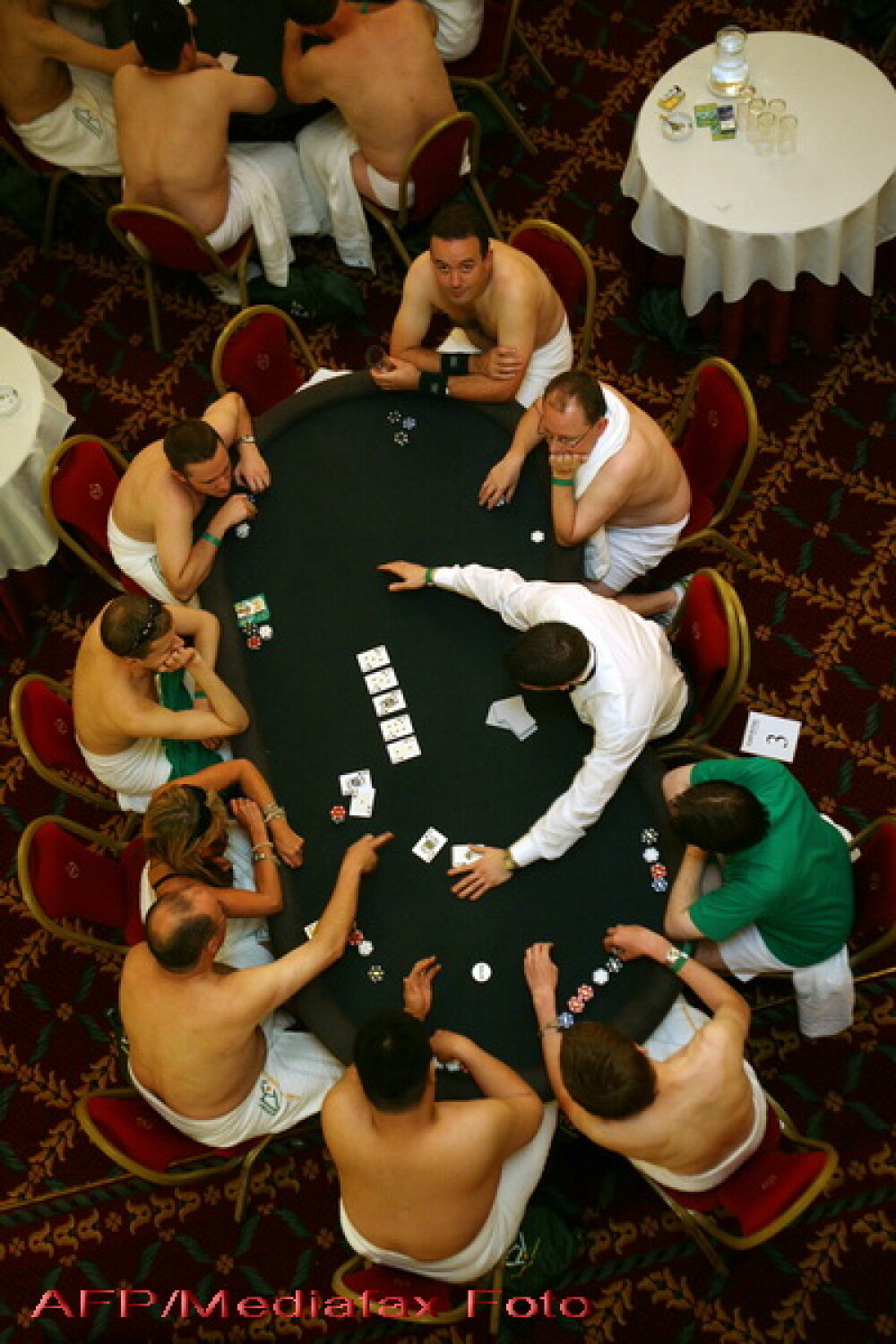 Vrei sa participi la turneul mondial de poker pe dezbracate? FOTO! - Imaginea 2