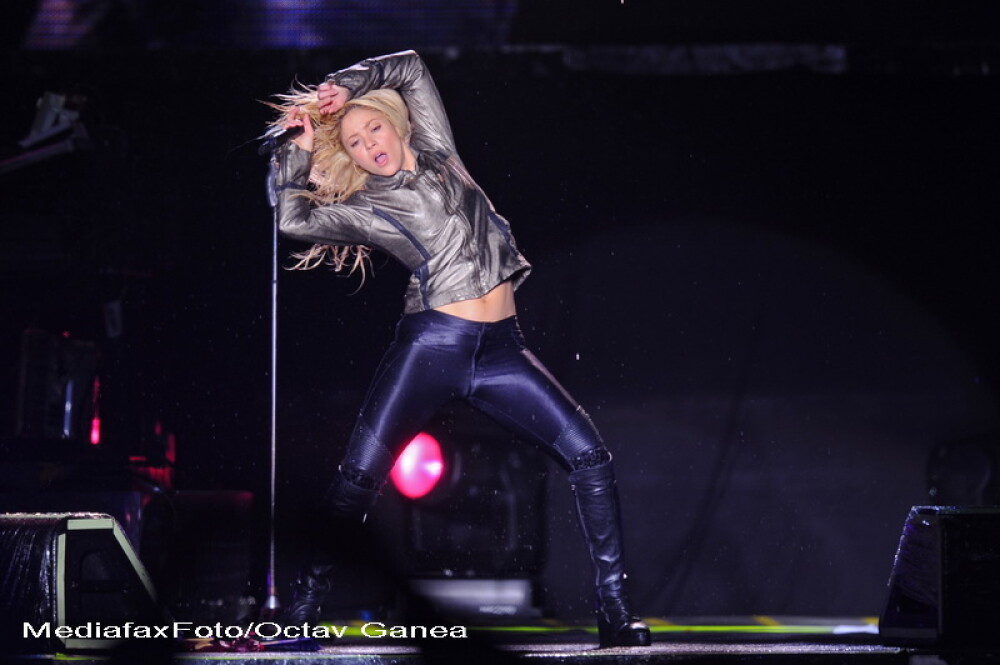 Pe tunete, fulgere si ploaie torentiala, Shakira a dansat in sutien - Imaginea 2