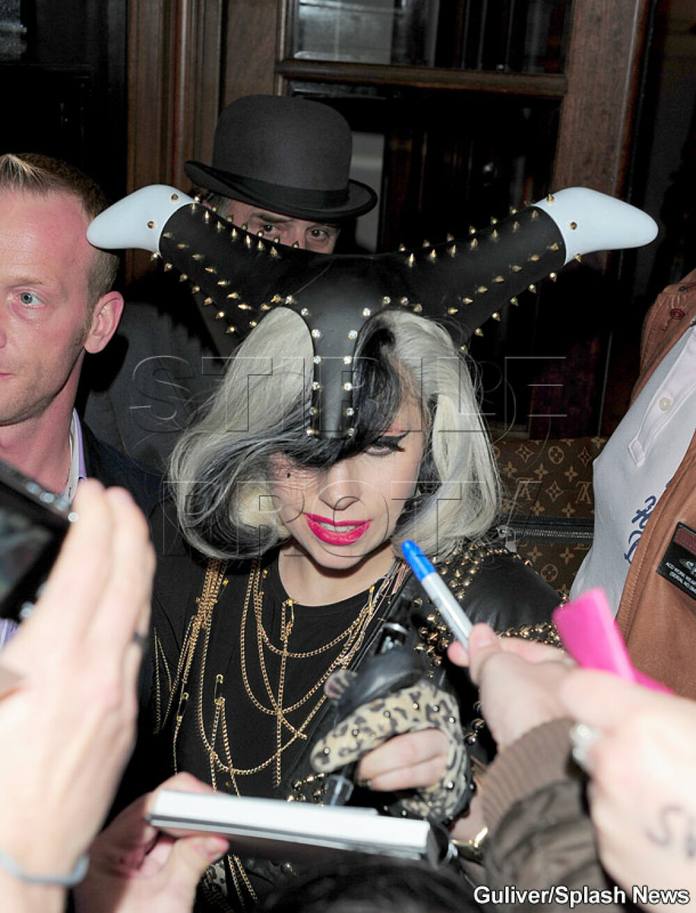 Ghici ce are Lady GaGa pe cap. FOTO - Imaginea 2