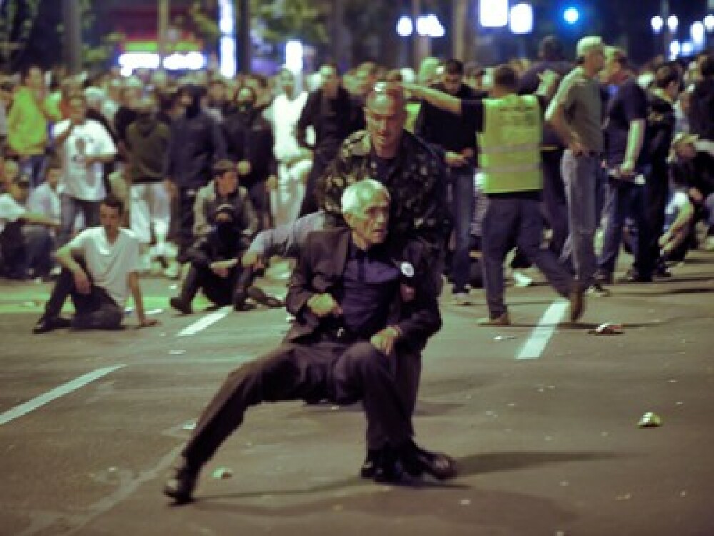10.000 de sarbi isi acuza presedintele de tradare. Lupte de strada in numele lui Mladici la Belgrad - Imaginea 1