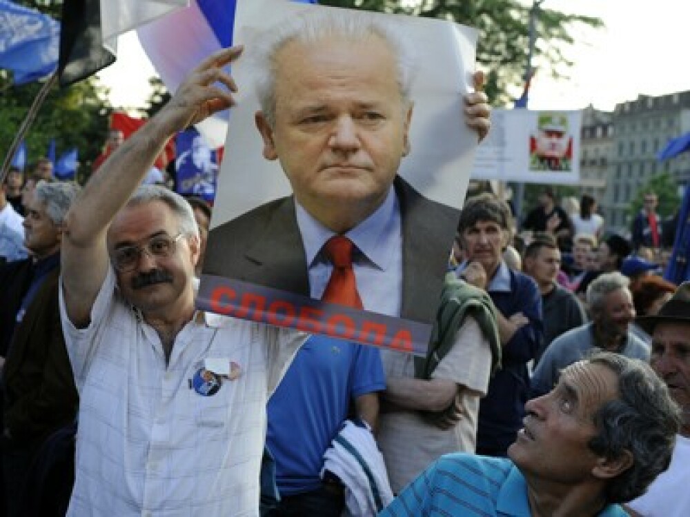 10.000 de sarbi isi acuza presedintele de tradare. Lupte de strada in numele lui Mladici la Belgrad - Imaginea 4