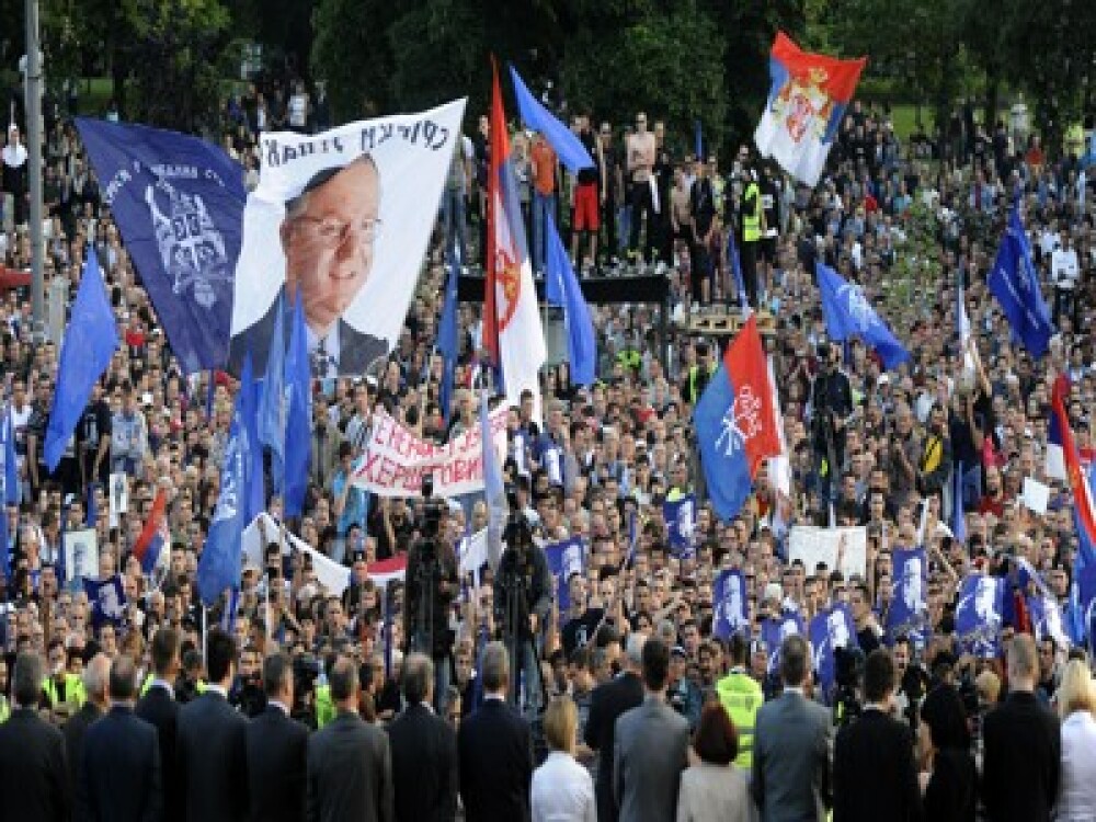 10.000 de sarbi isi acuza presedintele de tradare. Lupte de strada in numele lui Mladici la Belgrad - Imaginea 5