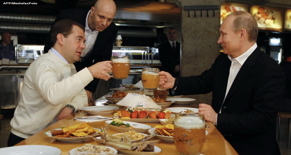 Vladimir Putin si Dmitri Medvedev au baut bere la halba intr-un pub, dupa manifestatia de 1 Mai - Imaginea 1