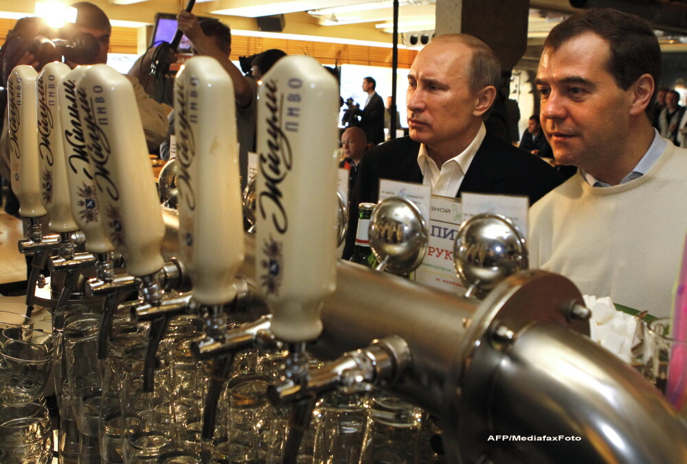 Vladimir Putin si Dmitri Medvedev au baut bere la halba intr-un pub, dupa manifestatia de 1 Mai - Imaginea 2