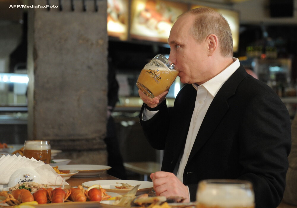 Vladimir Putin si Dmitri Medvedev au baut bere la halba intr-un pub, dupa manifestatia de 1 Mai - Imaginea 3