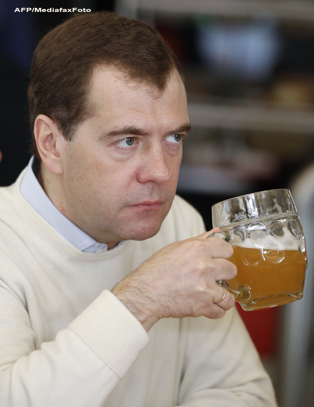 Vladimir Putin si Dmitri Medvedev au baut bere la halba intr-un pub, dupa manifestatia de 1 Mai - Imaginea 4