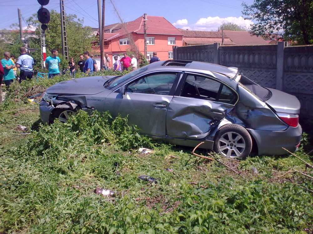 O femeie a scapat nevatamata dupa ce BMW-ul pe care il conducea a fost lovit de tren - Imaginea 1