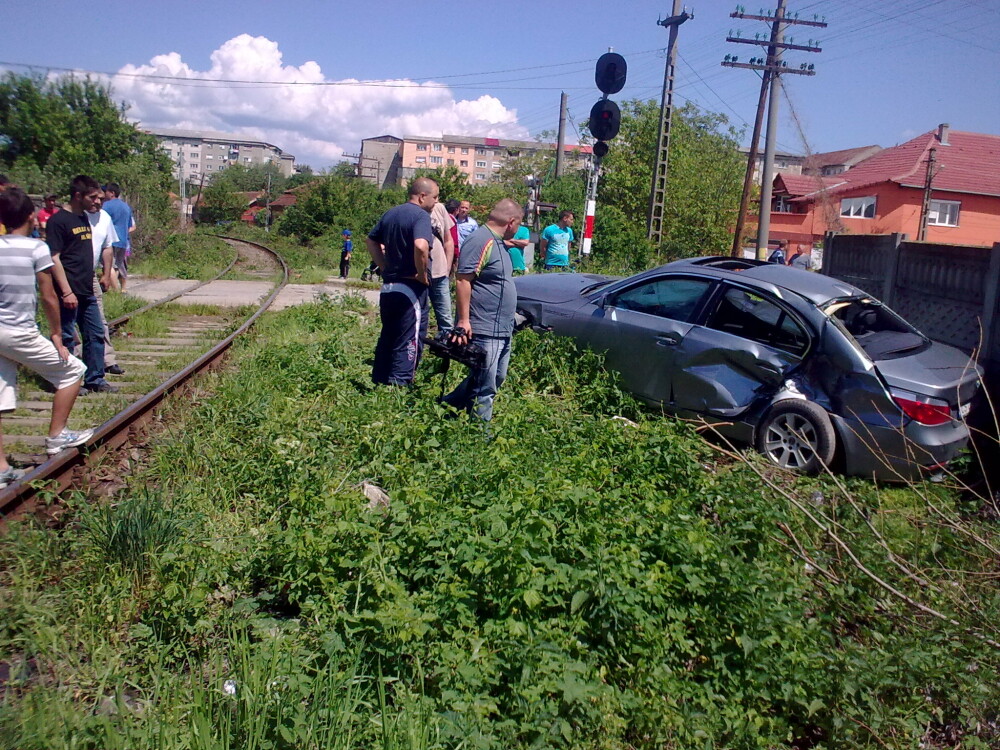 O femeie a scapat nevatamata dupa ce BMW-ul pe care il conducea a fost lovit de tren - Imaginea 3