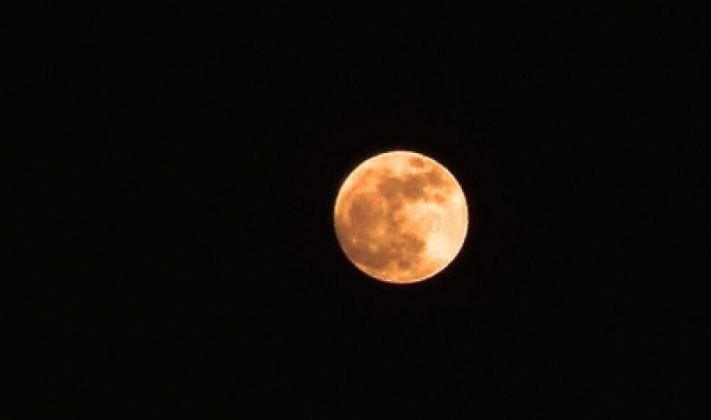 Super-luna in imagini. Cele mai spectaculoase fotografii realizate in momentul de apropiere maxima - Imaginea 5