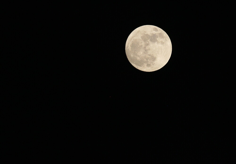 Super-luna in imagini. Cele mai spectaculoase fotografii realizate in momentul de apropiere maxima - Imaginea 6