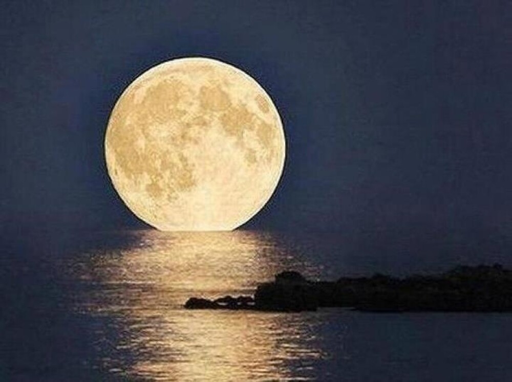Super-luna in imagini. Cele mai spectaculoase fotografii realizate in momentul de apropiere maxima - Imaginea 9