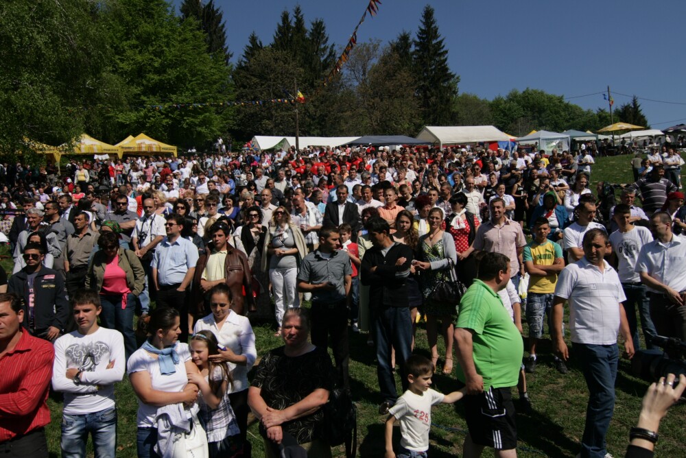 Mii de oameni au participat la Sambra Oilor. Vezi cum au petrecut osenii - Imaginea 2