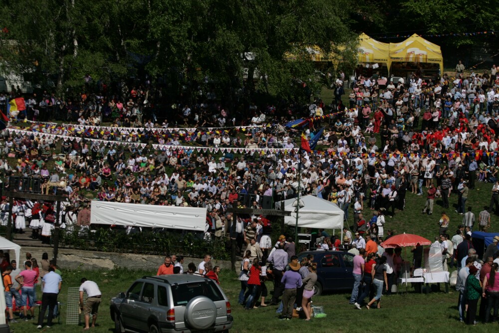 Mii de oameni au participat la Sambra Oilor. Vezi cum au petrecut osenii - Imaginea 3