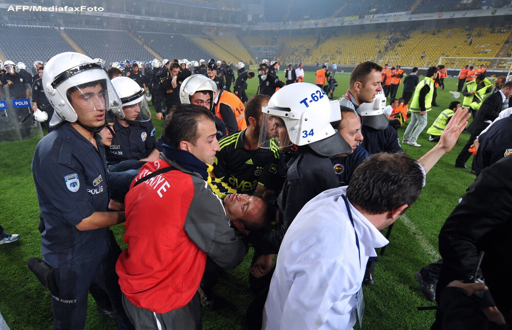 Violente incredibile dupa meciul Fenerbahce-Galatasaray. Scene de razboi intre suporteri si politie - Imaginea 1