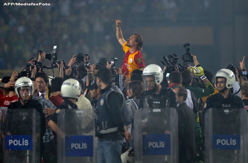 Violente incredibile dupa meciul Fenerbahce-Galatasaray. Scene de razboi intre suporteri si politie - Imaginea 2