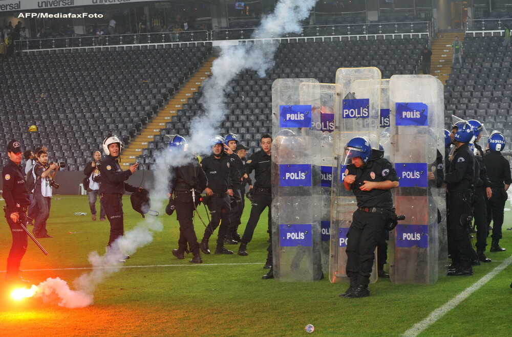Violente incredibile dupa meciul Fenerbahce-Galatasaray. Scene de razboi intre suporteri si politie - Imaginea 3
