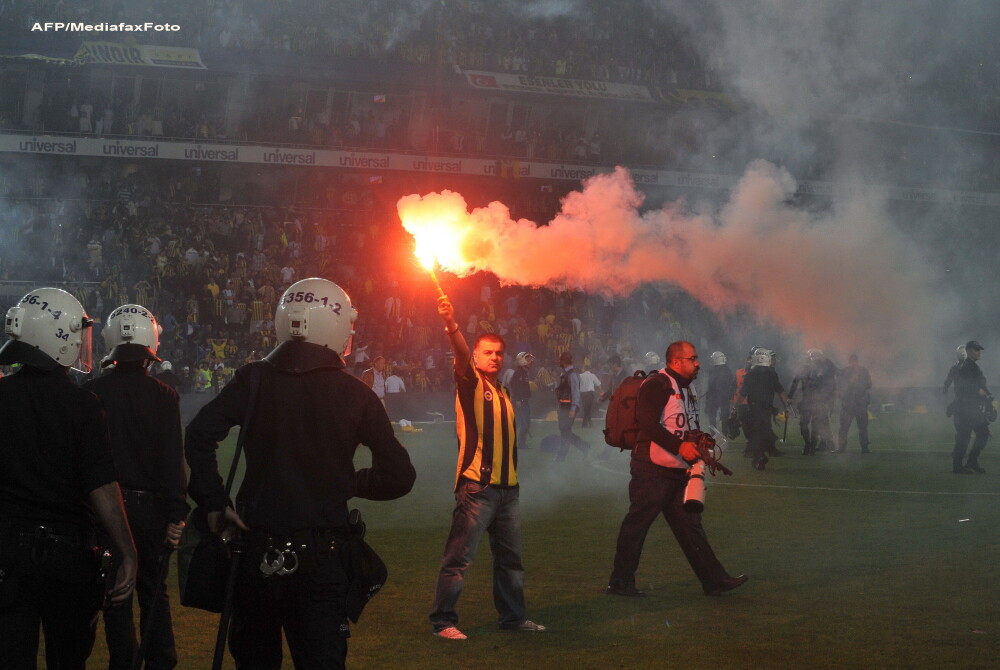 Violente incredibile dupa meciul Fenerbahce-Galatasaray. Scene de razboi intre suporteri si politie - Imaginea 4