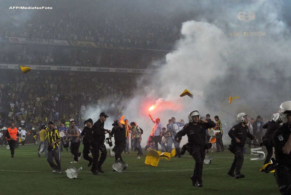 Violente incredibile dupa meciul Fenerbahce-Galatasaray. Scene de razboi intre suporteri si politie - Imaginea 5