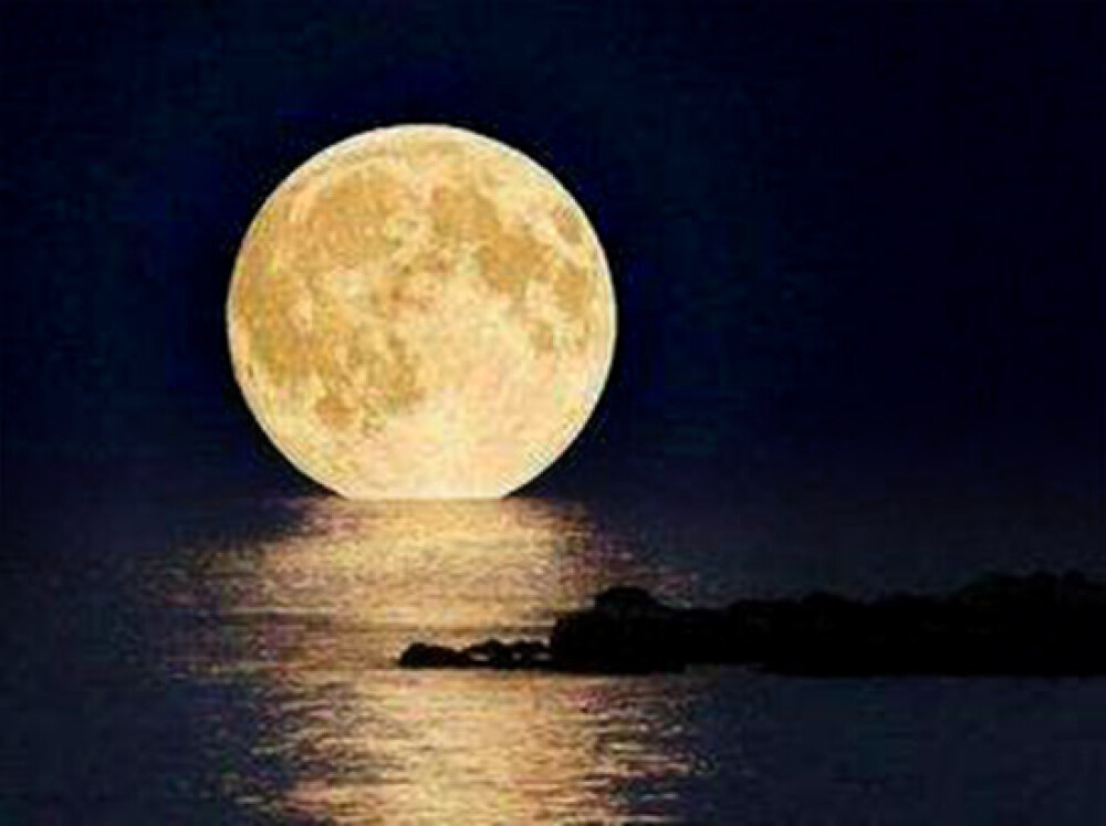 Superluna din Marea Neagra. Fotografia unei romance, mai tare ca Jessica Alba pe Twitter - Imaginea 9