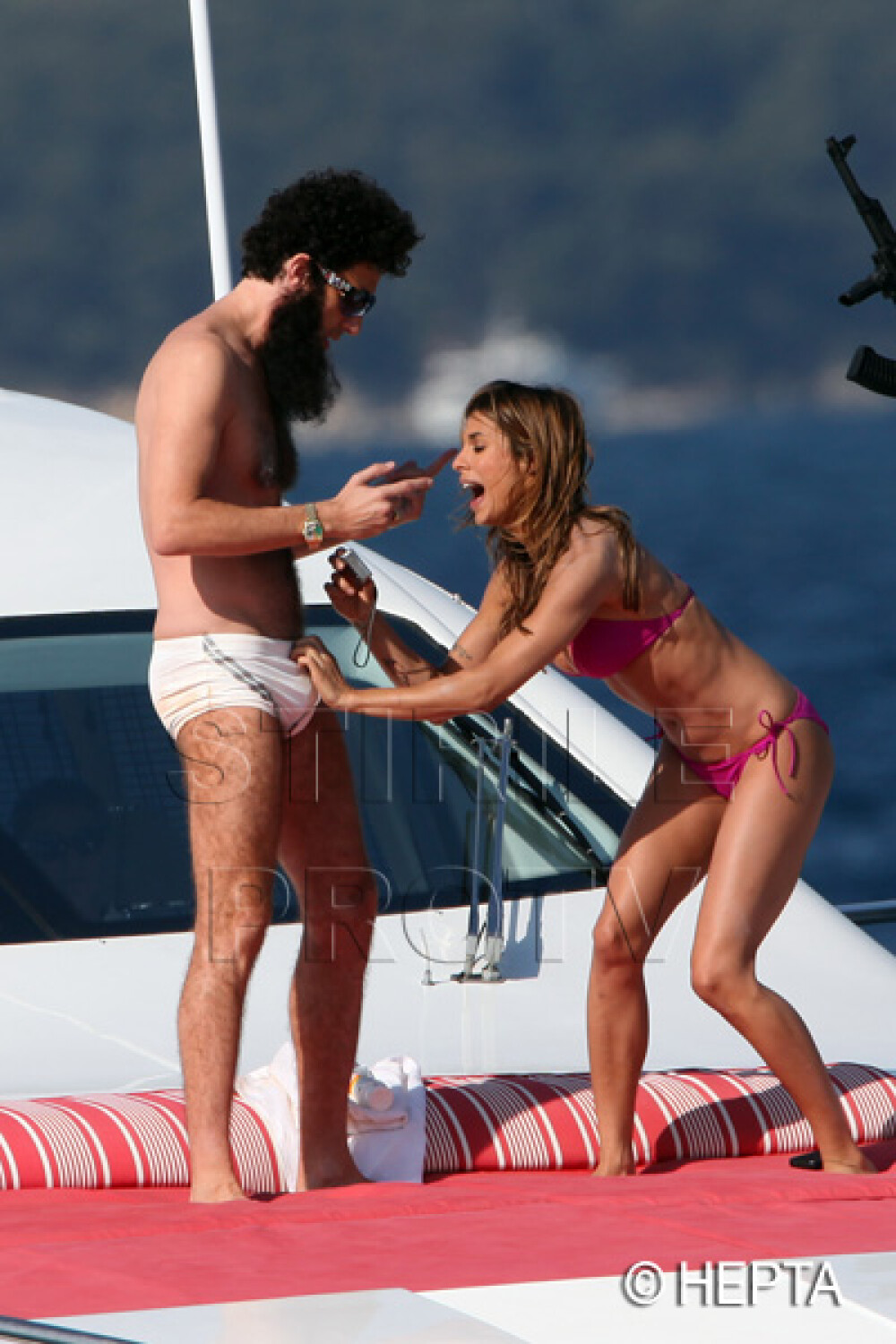 Elisabetta Canalis si Sacha Baron Cohen, pe acelasi yacht. Paparazzi, socati de ce au vazut - Imaginea 1