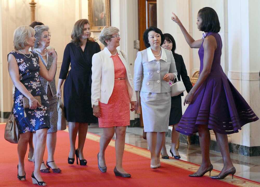 Prima Doamna a Frantei a pasit cu toc in lumea mare a politicii. GALERIE FOTO de la summit-ul G8 - Imaginea 4