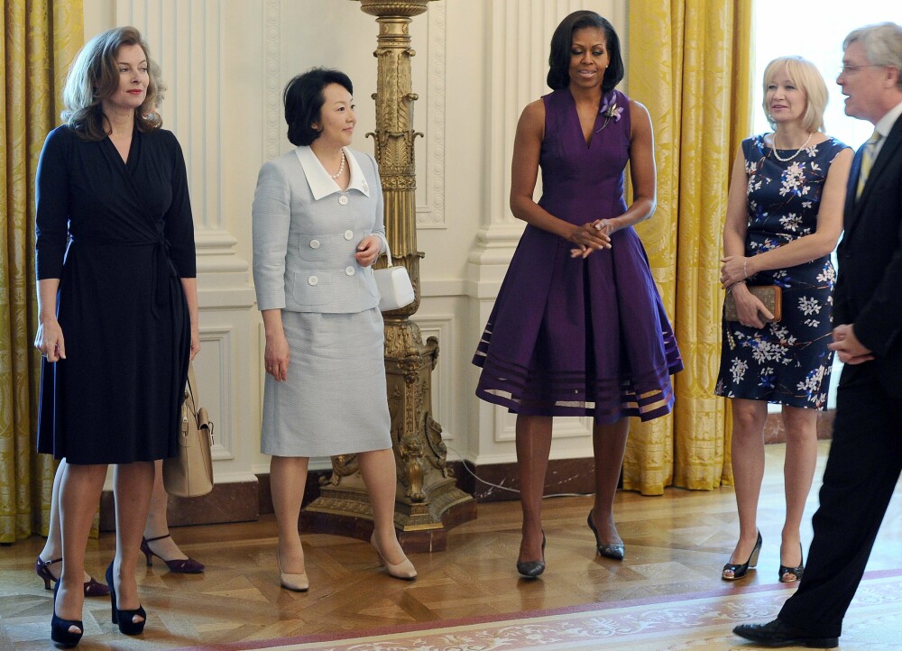 Prima Doamna a Frantei a pasit cu toc in lumea mare a politicii. GALERIE FOTO de la summit-ul G8 - Imaginea 3
